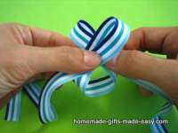 ribbon-tying-simple-bow-step-2